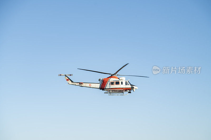 海岸警卫队直升机在晴朗的蓝天下飞行