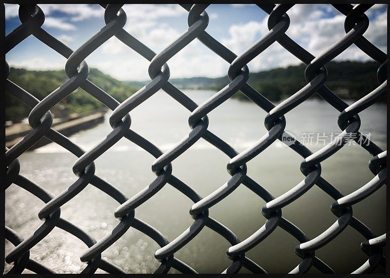在匹兹堡的阿勒格尼河通过铁链围栏