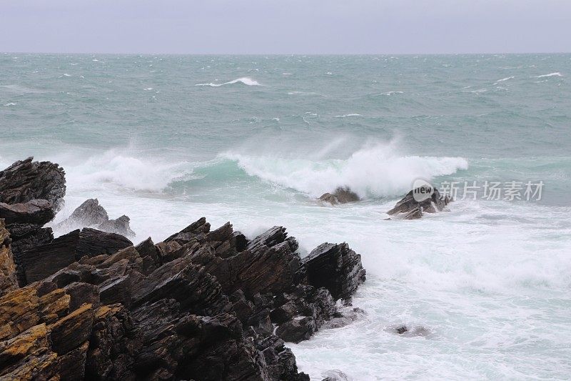 波涛汹涌的大海和岩石