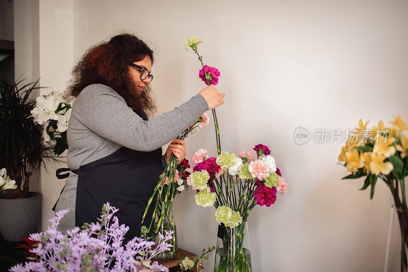 在花店工作的女花匠