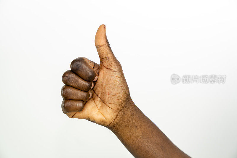 我喜欢它。非洲女孩的拇指在白色的孤立的手势。全景与自由空间