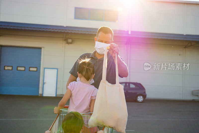 新冠肺炎疫情期间，父亲和女儿在杂货店购物后