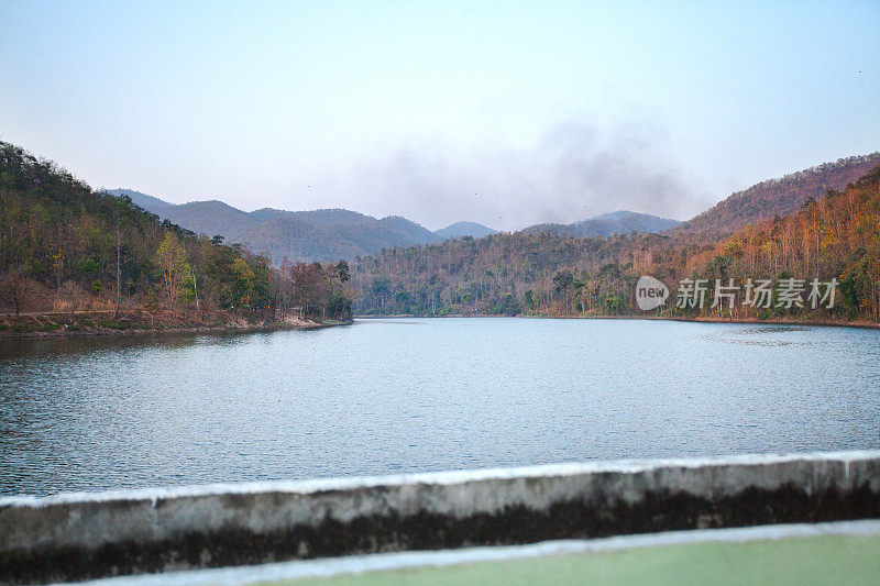 位于清迈省，被树林和山脉包围的湖泊