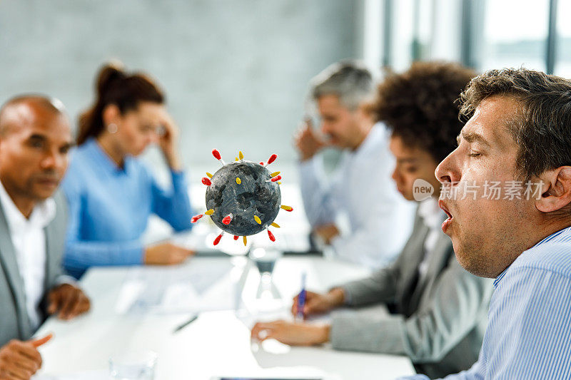 不健康的商人在办公室开会时用冠状病毒咳嗽。