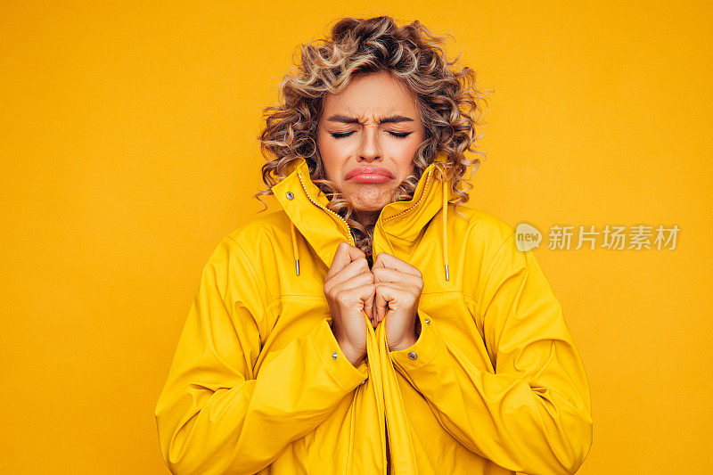 年轻漂亮的女孩穿着雨衣