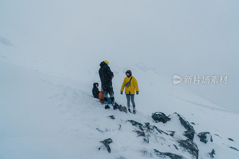 朋友们在罗弗敦岛的雪山中徒步旅行