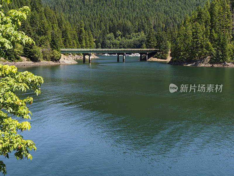 位于俄勒冈州西部城镇边缘的底特律湖桥