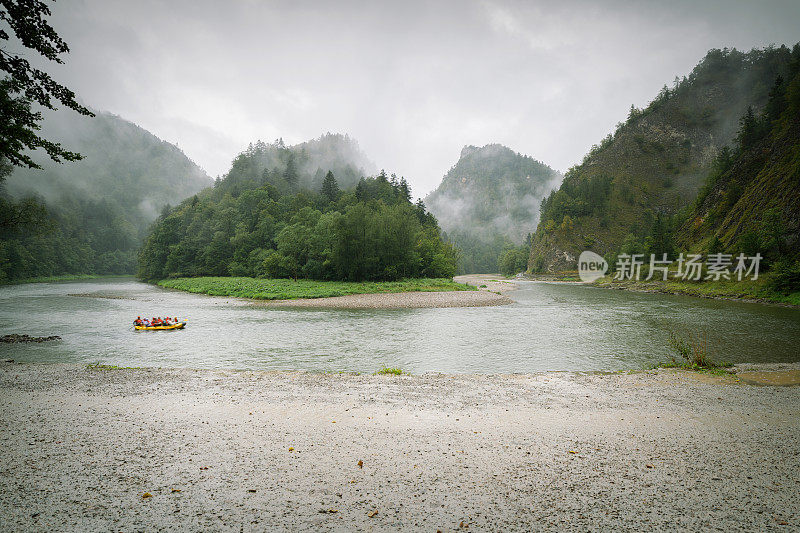 河在山