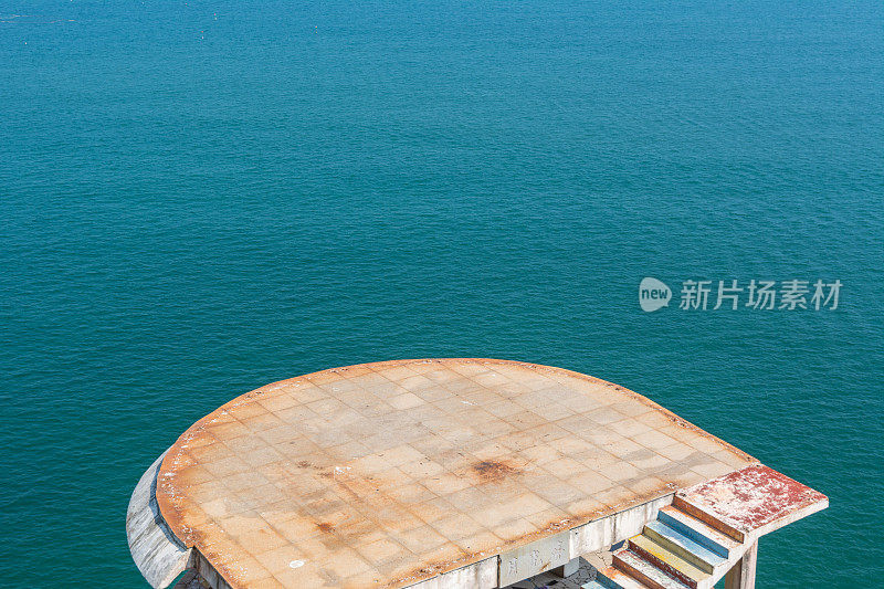 中国广东阳江湾海陵岛钴蓝色海旁的观景台