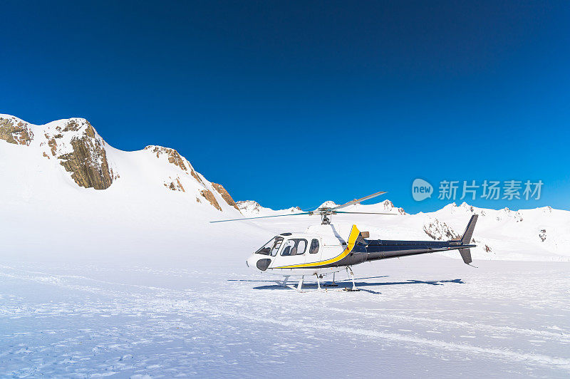 新西兰南岛，米尔福德湾，峡湾国家公园，直升机驾驶舱内景色优美。