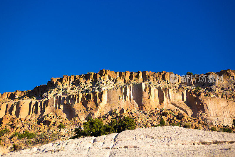 洛斯阿拉莫斯(洛斯阿拉莫斯):阳光照耀的岩石悬崖