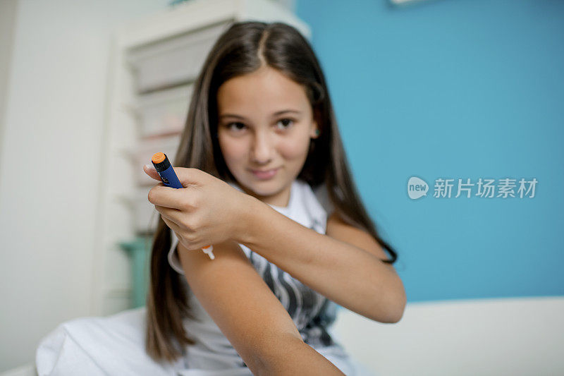 糖尿病女孩在手臂注射胰岛素