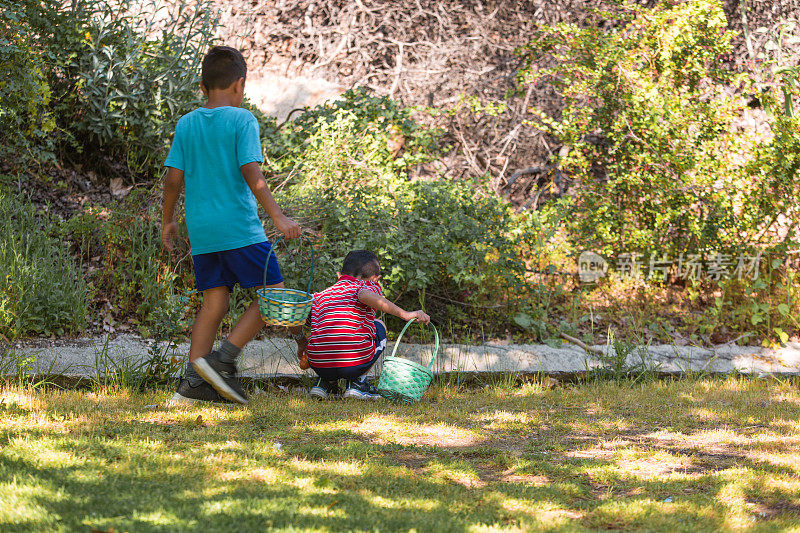 男孩在复活节期间在公园里寻找彩蛋