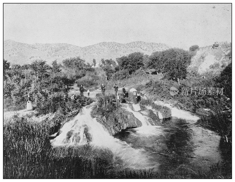 美国古老的黑白照片:瀑布上的矛鱼溪