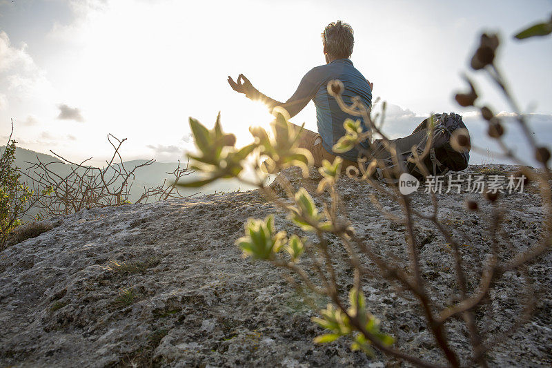 日出时，徒步旅行者在山脊上休息