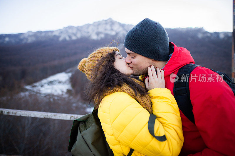 一对年轻夫妇在山上接吻