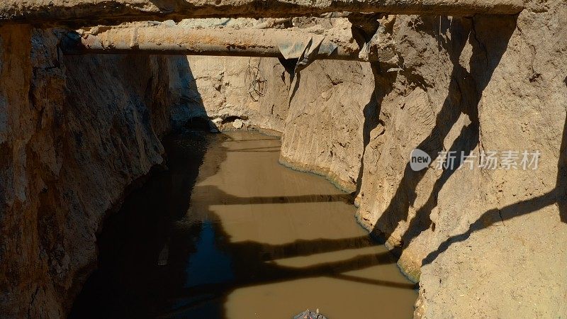 在深沟中铺设和更换管道