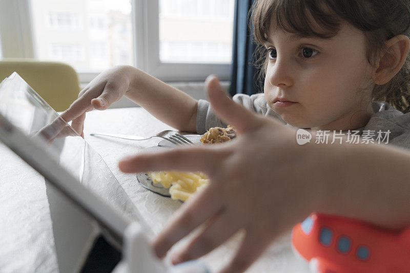 小女孩正在吃鸡肉