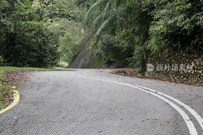 空无一人的道路