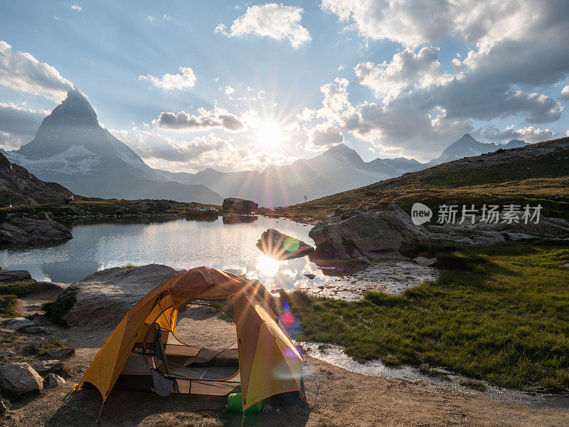 山顶上有帐篷，马特洪峰山顶景色