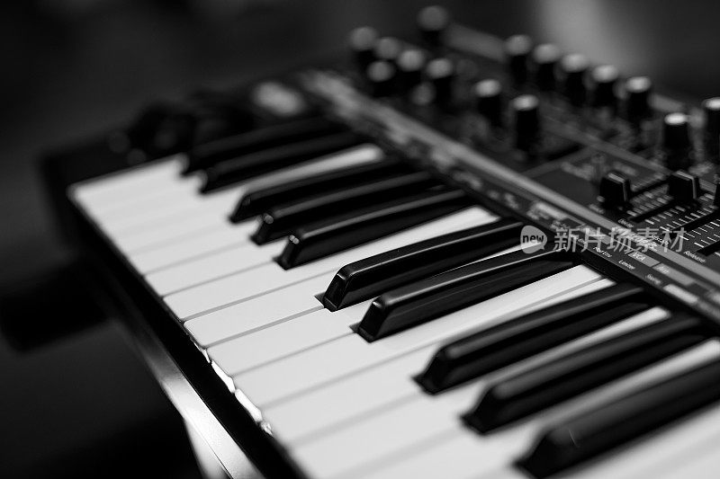 两个八度电子音乐键盘合成器特写。