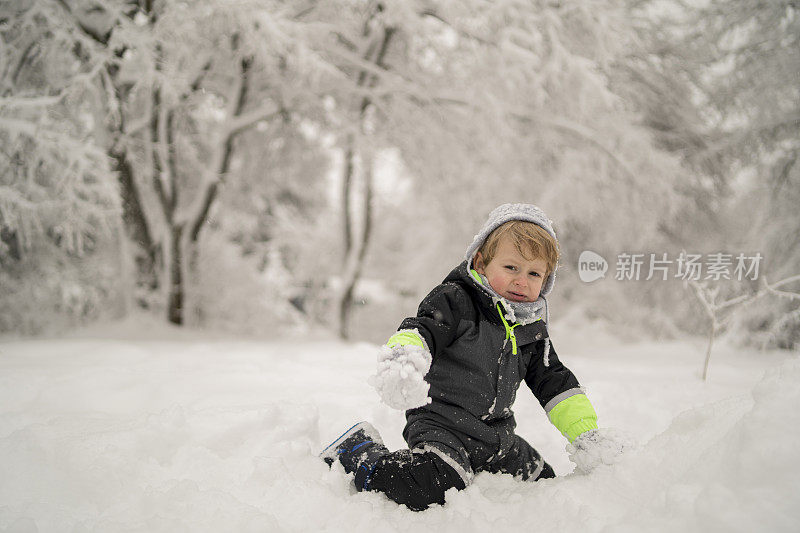 孩子们在雪中玩耍