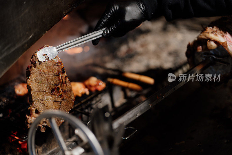 土耳其风格的烤肉串在金属格栅上