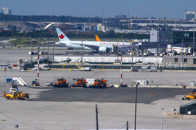 皮尔逊国际机场主要服务于多伦多、金马蹄国际机场。