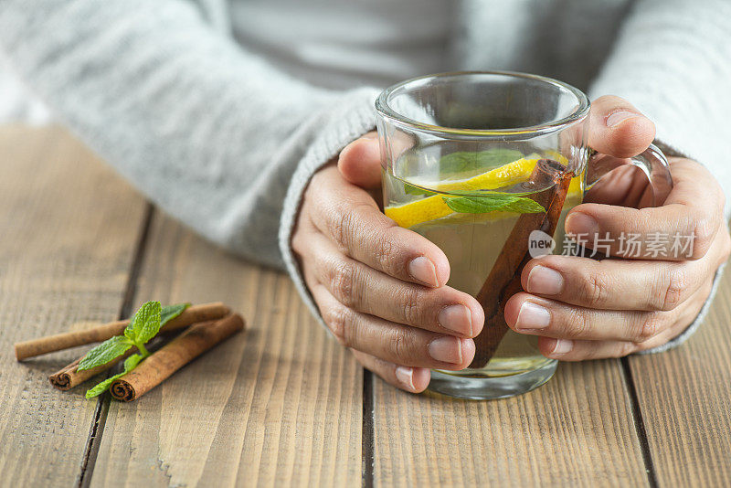 喝花草茶的女人