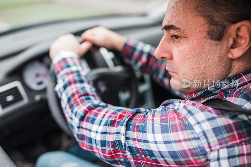 一个愤怒的男人在开车