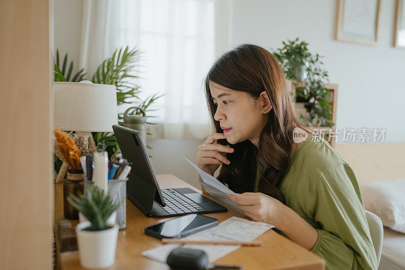 管理家庭财务的女性。