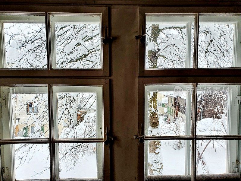 透过一扇旧窗户看到了雪花