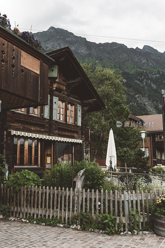 图片完美的山间小屋在阿尔卑斯山