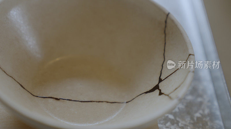 修理破陶器的女人。Kintsugi。