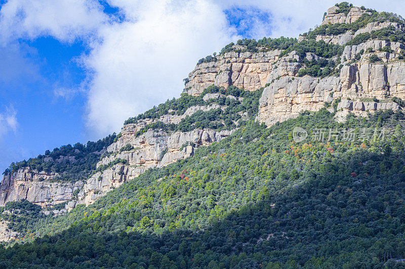 Espunyola悬崖的秋天，Berguedà，加泰罗尼亚的田野。