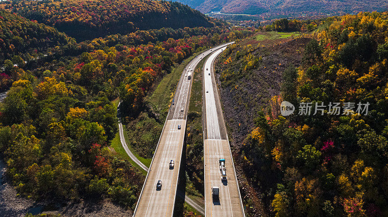 秋天一个阳光明媚的日子，阿巴拉契亚山脉上宾夕法尼亚州收费高速公路的鸟瞰图。