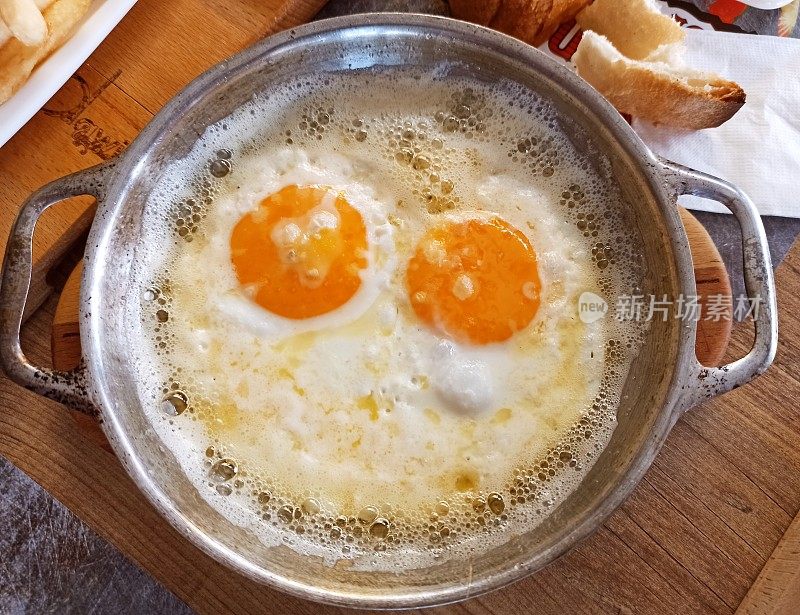 传统的土耳其单面煎蛋在博德鲁姆火鸡早餐