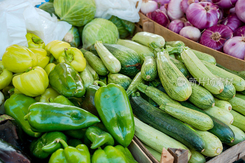 新鲜蔬菜在街市档位出售