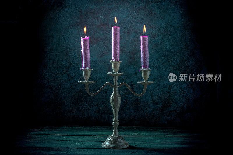 蜡烛魔法。老式烛台里的紫色蜡烛