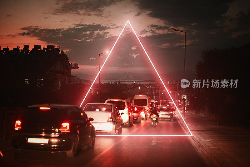 令人惊叹的三角形霓虹灯在夜晚的城市交通