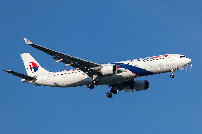 马来西亚航空公司空客A330飞机即将在墨尔本机场降落。