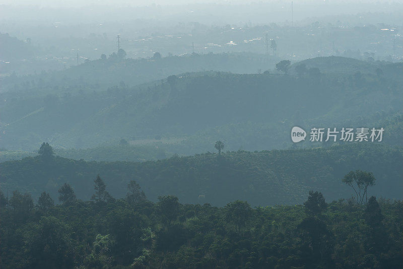 越南林东省宝禄镇林魁帕庵宝塔附近的山谷和山的美丽景色