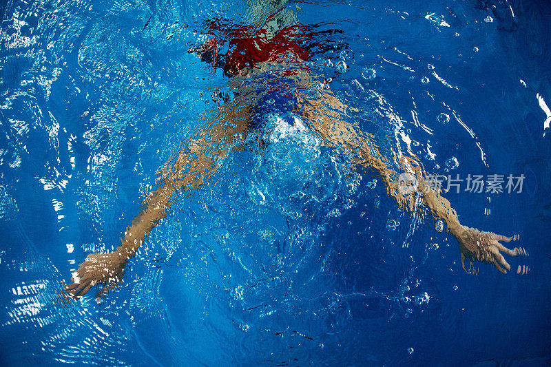 游泳池里的男游泳运动员。水下