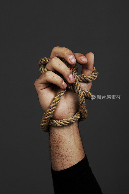 手被绳子绑住