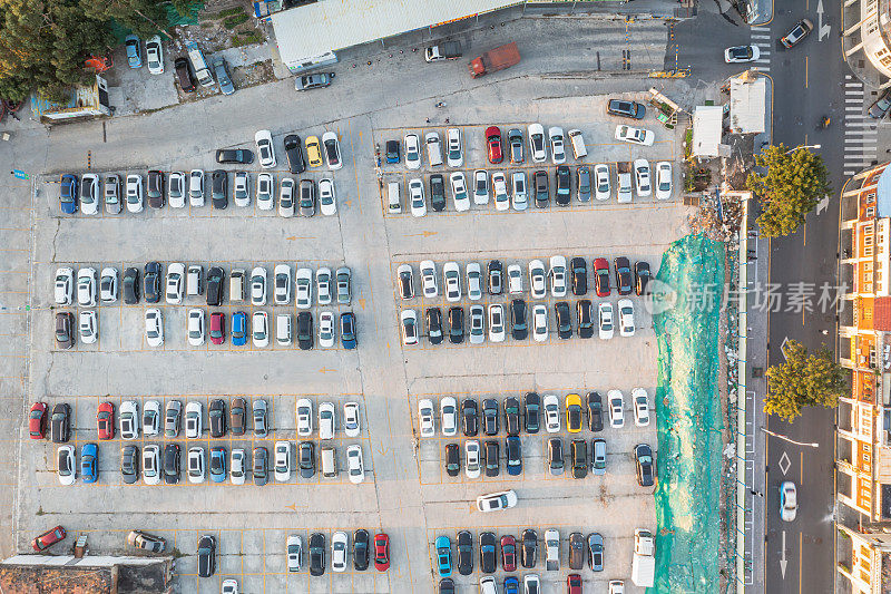 城市停车场鸟瞰图，无人机视图