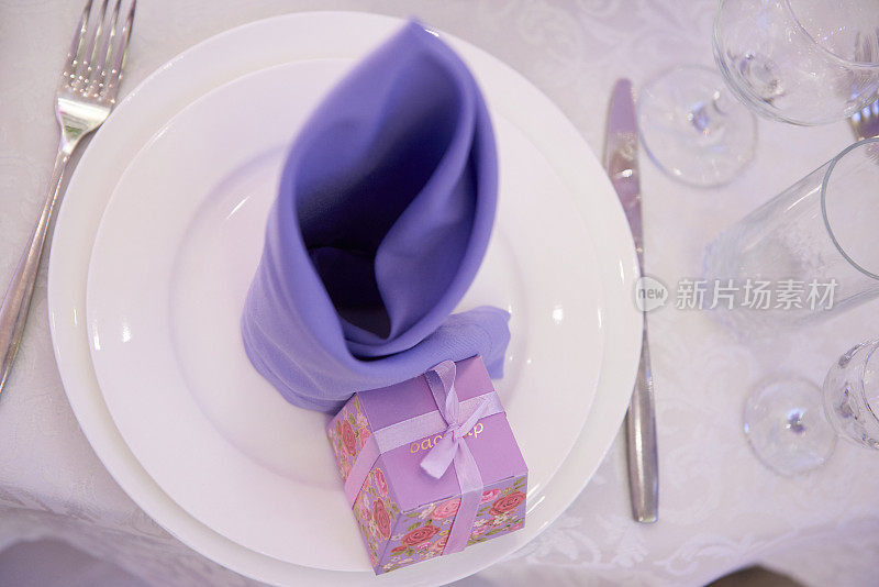 美丽的餐桌设置为婚礼庆典在餐厅。