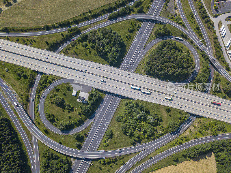 对称高速公路交汇处鸟瞰图，奥地利
