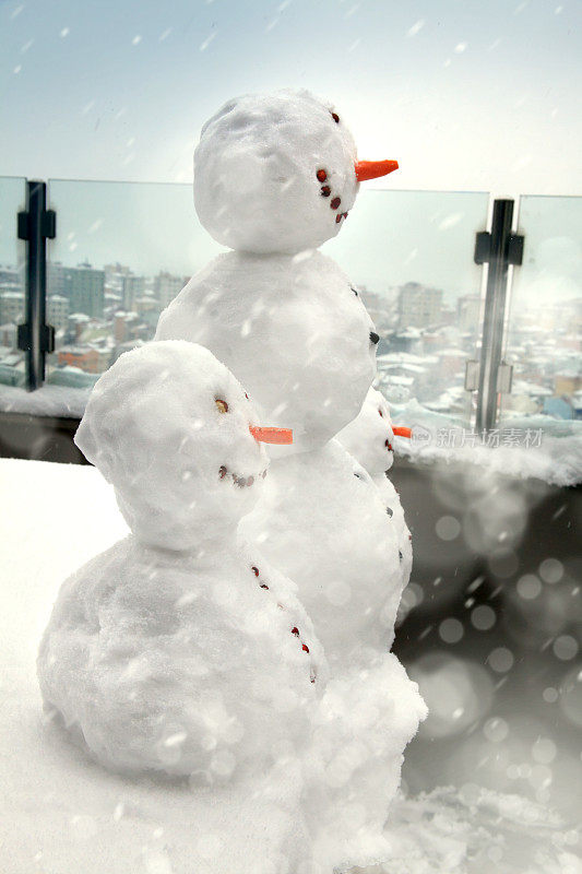 住宅阳台上的雪人家庭特写