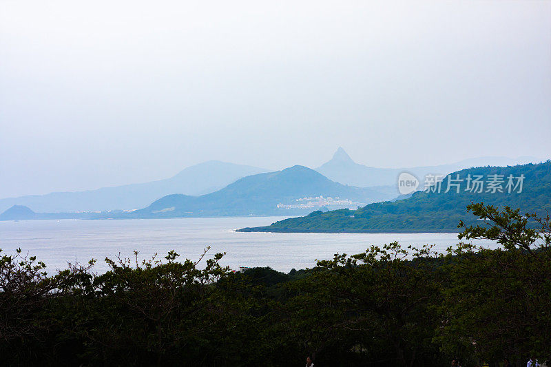 站在礁石的岸边遥望远方，海岸线，远山，太平洋。