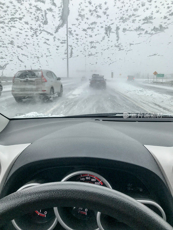 暴风雪在高速公路